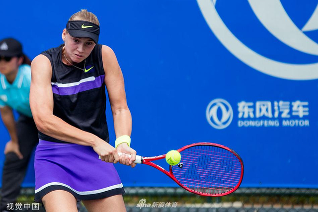 她通过反复 她通过反复